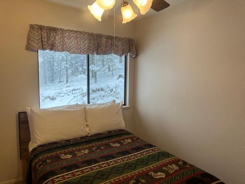 En eller flere senge i et værelse på Hummingbird Hollow