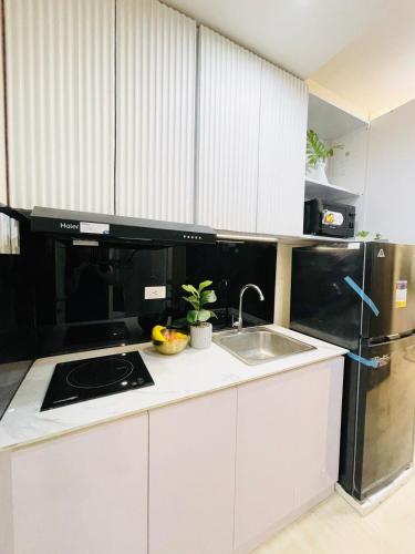 Η κουζίνα ή μικρή κουζίνα στο NEAR NAIA TERMINAL 1, 2, 3 Cozy Apartment at Field Residence