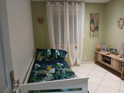 une chambre avec un lit et un lavabo dans l'établissement Au détour des Orchidées, à Artannes-sur-Indre