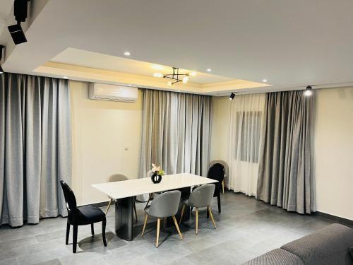 O zonă de relaxare la Villa Torino 2 - moderne et spacieuse avec toutes les commodités pour vous sentir chez vous