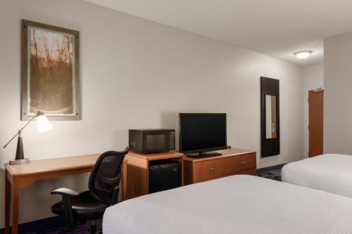 Fairfield Inn & Suites Stillwaterにあるテレビまたはエンターテインメントセンター