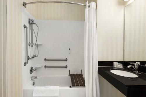 Koupelna v ubytování Fairfield Inn & Suites Stillwater