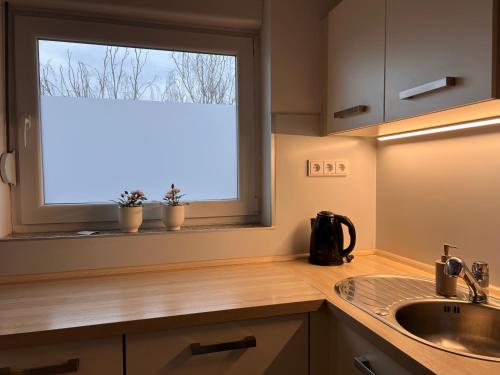 a kitchen with a sink and a window at Gemütliche 3 Zimmer Wohnung mit Balkon und Fernblick in Nürnberg