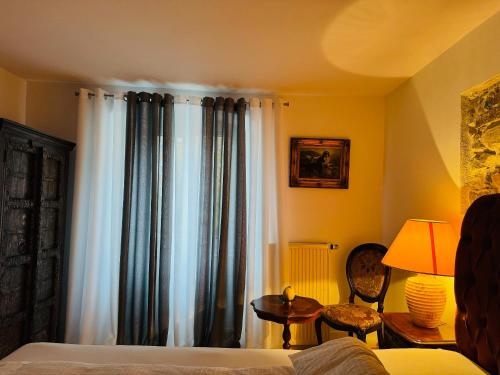 Postel nebo postele na pokoji v ubytování Hotel Goldener Taler Lörrach