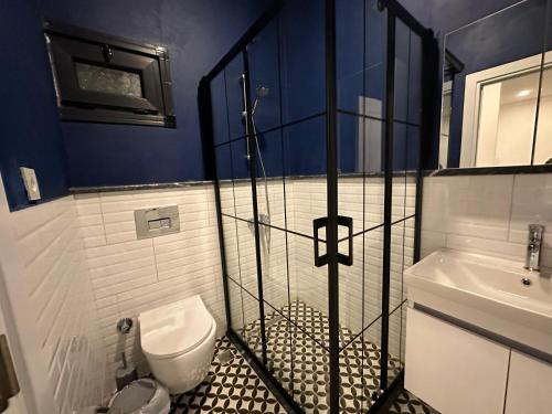 a small bathroom with a toilet and a sink at SAPANCA JOWA in Sapanca