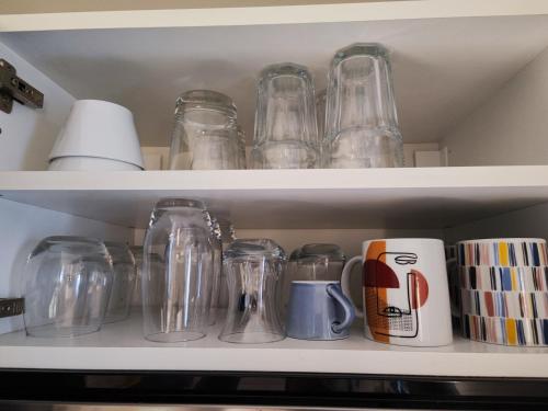 Utensilios para hacer té y café en Charming studio near from CDG airport