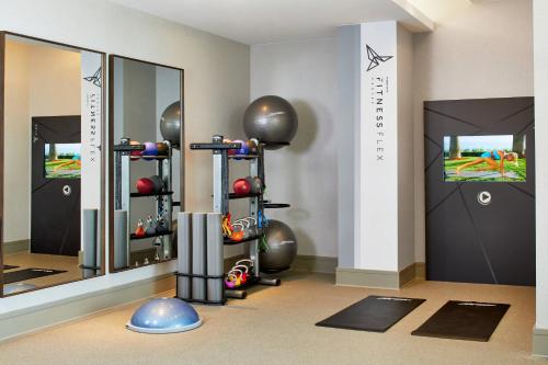 Fitness centrum a/nebo fitness zařízení v ubytování UNC Charlotte Marriott Hotel & Conference Center