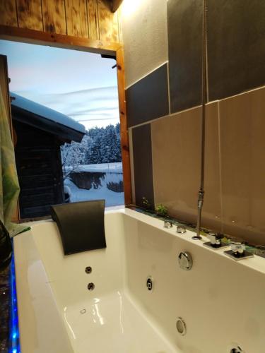 "0" Sterne Hotel Weisses Rössl in Leutasch/Tirolにあるバスルーム