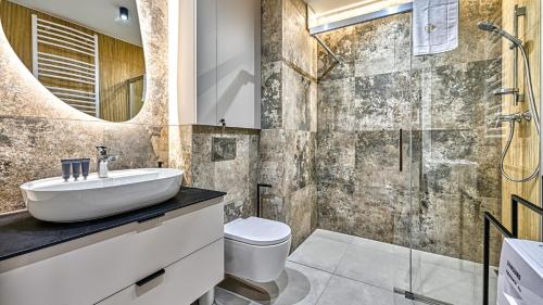 a bathroom with a sink and a shower at Źródło Izery przy gondoli VIP Sauna, Siłownia, Bawialnia by Royal Aparts in Świeradów-Zdrój