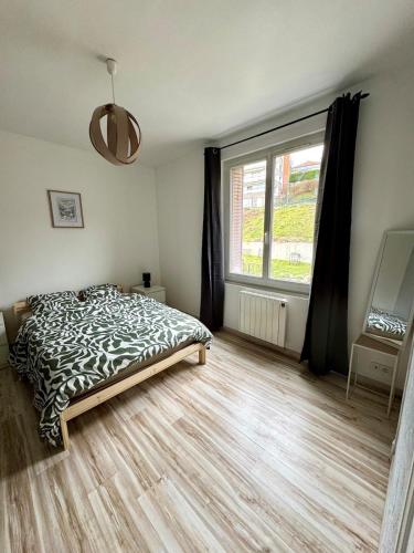 une chambre avec un lit et une grande fenêtre dans l'établissement Panorama, à Bellegarde-sur-Valserine