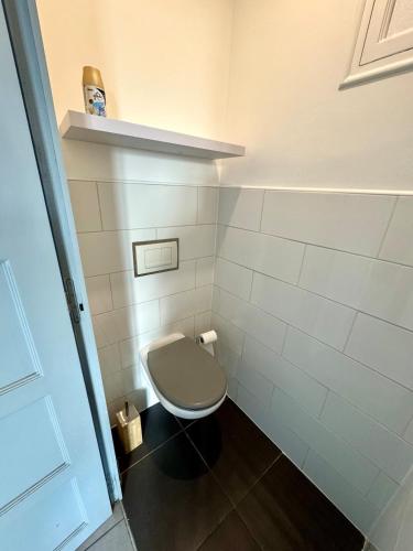 Elle comprend une petite salle de bains pourvue de toilettes. dans l'établissement Panorama, à Bellegarde-sur-Valserine