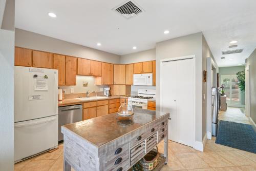 Dapur atau dapur kecil di Luxury Oceanfront ground floor condo