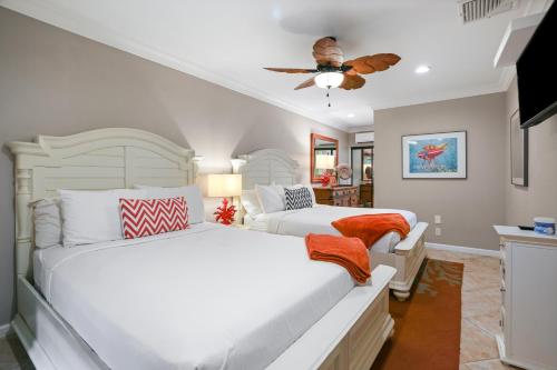 Katil atau katil-katil dalam bilik di Luxury Oceanfront ground floor condo
