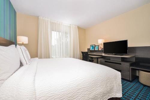 Televisyen dan/atau pusat hiburan di Fairfield Inn & Suites by Marriott Raleigh Cary