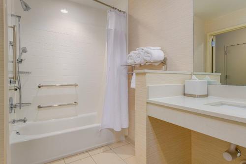 Bilik mandi di Fairfield Inn & Suites by Marriott Raleigh Cary