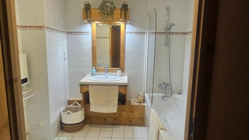 une salle de bain avec un lavabo et une douche dans l'établissement La famille au Ski, aux Houches