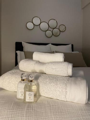 Una cama o camas en una habitación de Appartement Swan House Paris Champs Elysée