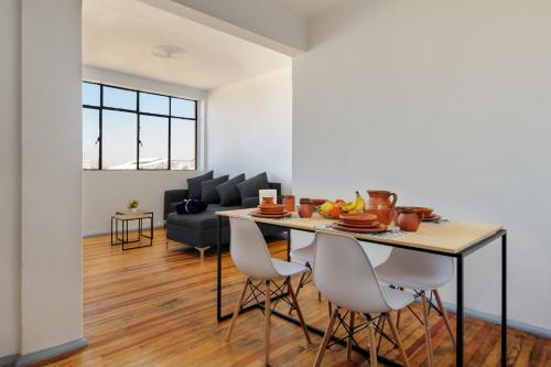 a kitchen and living room with a table and chairs at Edificio Aurora in Mexico City