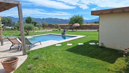 une cour avec une piscine sur gazon dans l'établissement La Cigalière, à Montfort