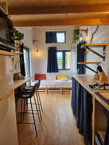 a room with a kitchen and a bed in a room at Le Cocon à Bulles in Charly