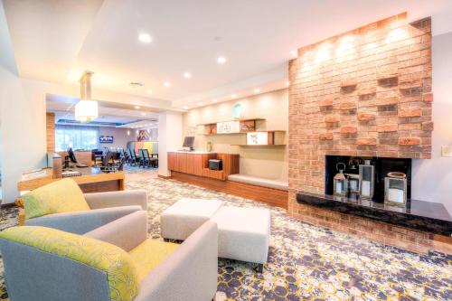 a living room with a fireplace in a hotel at Fairfield Inn & Suites by Marriott Winston-Salem Downtown in Winston-Salem