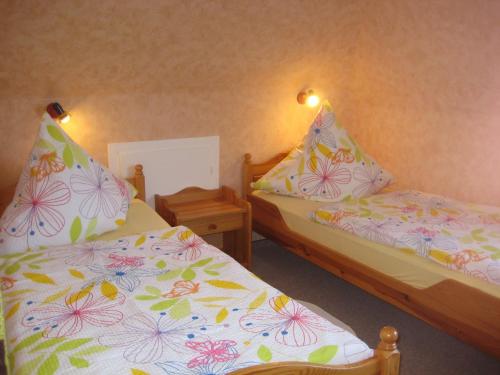 duas camas num pequeno quarto em Haus Buttgereit em Büsum