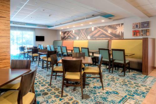 a dining room with tables and chairs in a room at Fairfield Inn & Suites by Marriott Winston-Salem Downtown in Winston-Salem