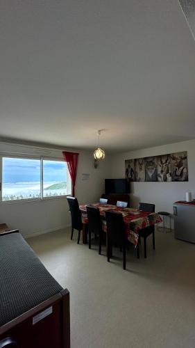 - un salon avec une table à manger et des chaises dans l'établissement Appartements du Pic d'Anie, à Arette