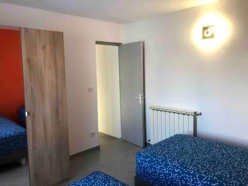 Ένα ή περισσότερα κρεβάτια σε δωμάτιο στο Bel appartement dans une maison