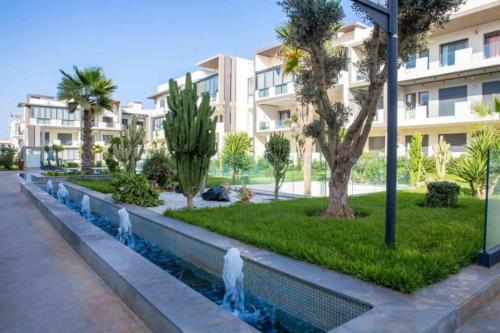 Κήπος έξω από το Apartment in Dar Bouazza with Pool, Gym & Kids Playground