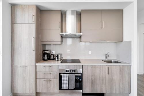 Dapur atau dapur kecil di One of a Kind Penthouse in Markham