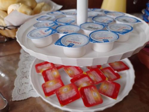 カラグアタトゥーバにあるPousada Sandramarの白い皿の上にフルーツが乗った段付きケーキ