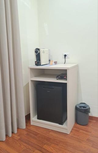 a small white table with a tv in a room at Casa al Duomo in Nicosia