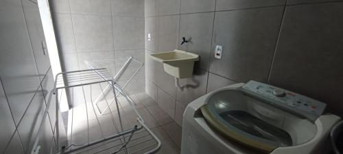 Un baño de Vila Foz HOSTEL AP7 Apartamento completo de casal com garagem fechada e lavanderia, Temos Uber e guia turístico para indicar, Nosso apartamento é o melhor custo benefício de Foz do Iguaçu
