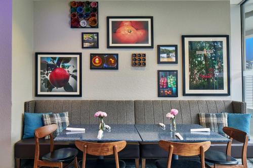 Ein Sitzbereich in der Unterkunft Four Points by Sheraton Tallahassee Downtown
