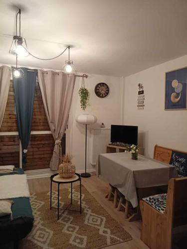 - un salon avec une table et un ordinateur portable dans l'établissement Blue Paradise, à Saint-Étienne-en-Dévoluy