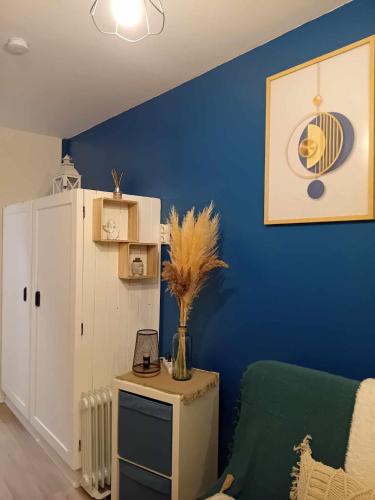 - un salon avec des murs bleus et une chaise verte dans l'établissement Blue Paradise, à Saint-Étienne-en-Dévoluy