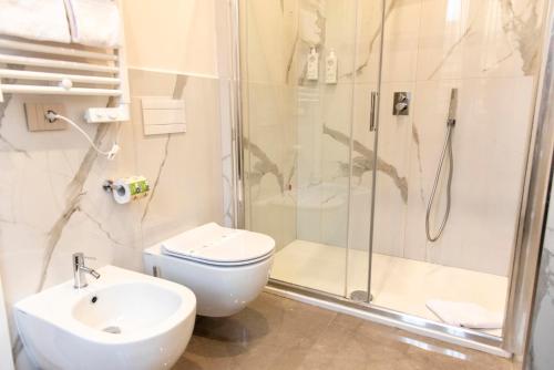 a bathroom with a shower and a toilet and a sink at Adelaide Suite Dreams in Rome