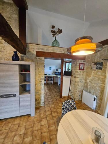 une cuisine et une salle à manger avec une table dans l'établissement Le Longbeach 2, à Longueville