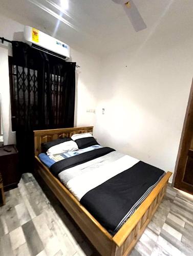 a bedroom with a bed in a room at Lovely 5-Bed House Getaway Duplex in Accra in Accra