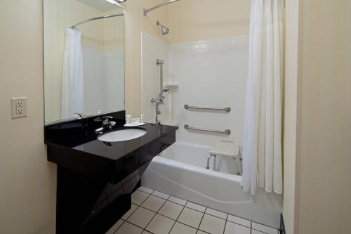 Koupelna v ubytování Fairfield Inn & Suites - Los Angeles West Covina