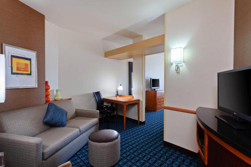 TV a/nebo společenská místnost v ubytování Fairfield Inn & Suites - Los Angeles West Covina