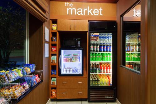 Supermarket nebo jiné obchody v  hotelu nebo okolí