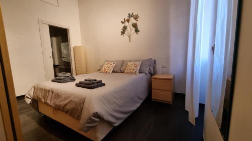 a bedroom with a bed with towels on it at Intero appartamento fronte Ospedale San Raffaele in Segrate