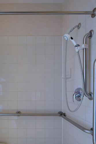 Ένα μπάνιο στο Fairfield Inn & Suites by Marriott Lawton