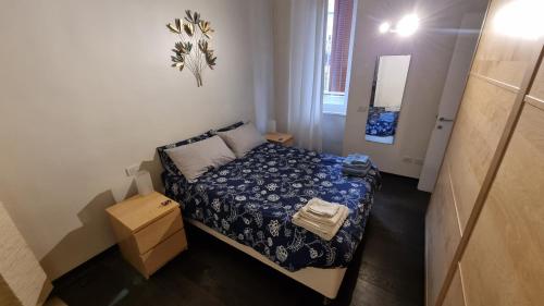 a small bedroom with a bed and a mirror at Intero appartamento fronte Ospedale San Raffaele in Segrate