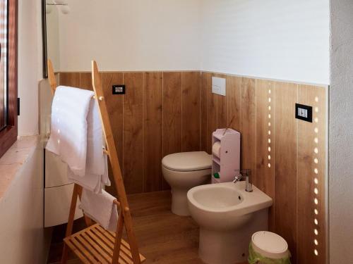 a small bathroom with a toilet and a sink at Il Cortiletto del Borgo in Pietra Montecorvino