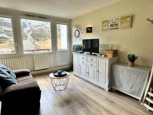 un salon avec un canapé et une télévision dans l'établissement Résidence Le Tourmalet - maeva Home - Studio 5 personnes - Confort MAE-0361, à La Mongie