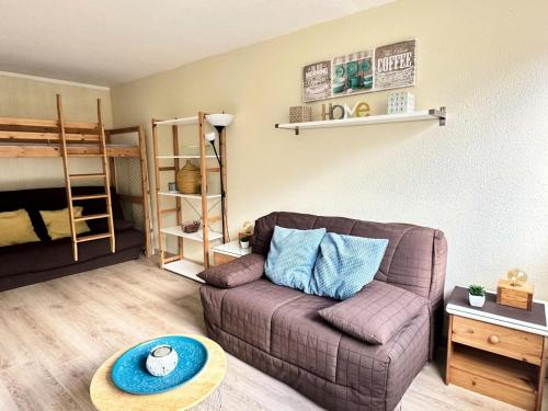 - un salon avec un canapé et des lits superposés dans l'établissement Résidence Le Tourmalet - maeva Home - Studio 5 personnes - Confort MAE-0361, à La Mongie