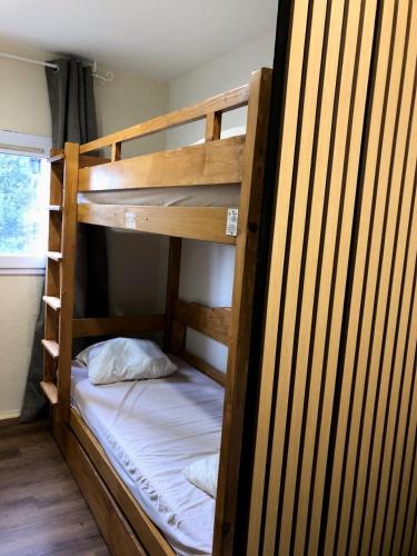 quelques lits superposés dans une chambre dans l'établissement Résidence Les Horizons d'Huez - maeva Home - Appartement 2 pièces 4 personnes - Sélection MAE-3871, à Huez